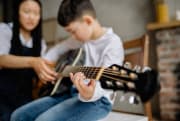 《我们不是情侣》吉他谱_韩可可_吉他弹唱谱4/4拍